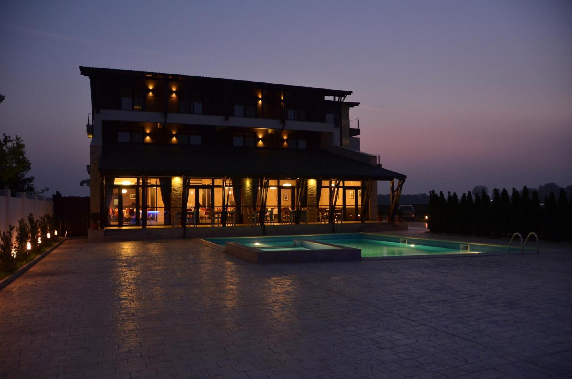 Pensiunea Sara Focşani Exterior foto